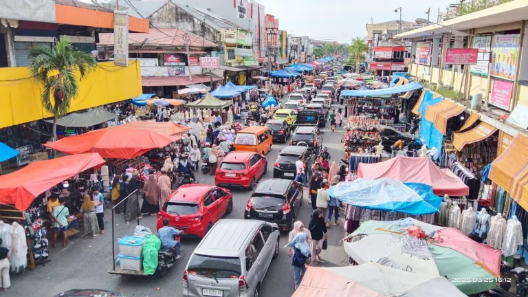 Braditi Moulevey Ajak Pemko Padang Atasi Persoalan PKL Secara Bijak