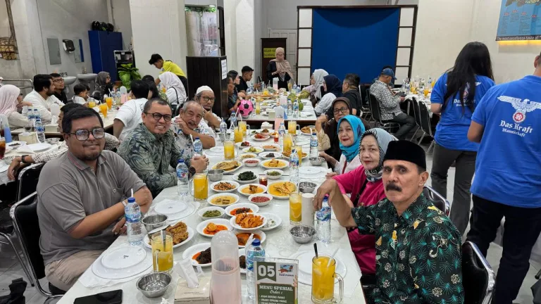 Di Tengah Kesibukan, Braditi Moulevey Prioritaskan Kebersamaan Keluarga saat Buka Puasa di Padang