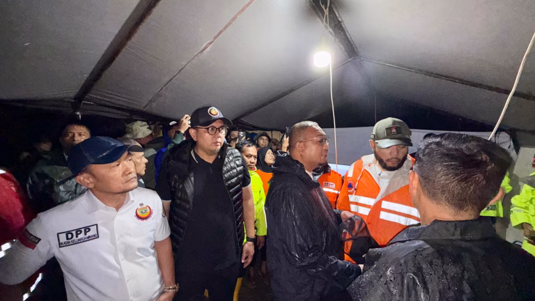 Sekretaris Jenderal Dewan Pimpinan Pusat Ikatan Keluarga Minang (Sekjen DPP IKM), Braditi Moulevey Rajo Mudo (tengah) mendampingi Ketua Umum DPP IKM yang juga Wakil Ketua Komisi VI DPR RI, Andre Rosiade meninjau korban terdampak banjir dan menyerahkan bantuan tahap awal di sejumlah titik Kota Padang. (Dok. DPP IKM)